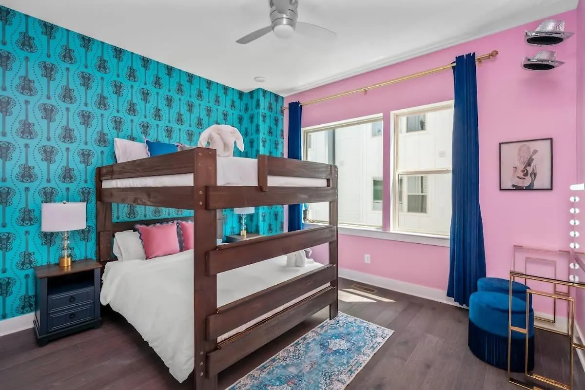 Hébergement de vacances Disco Cowgirl Broadway 2Miles - 8 Q Beds - Rooftop - Omg Nashville